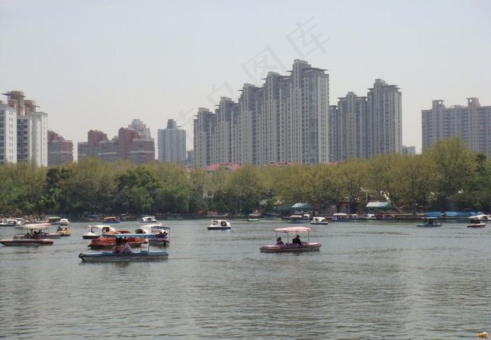 上海长风公园的湖已经外面的建筑图片