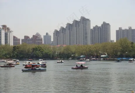 上海长风公园的湖已经外面的建筑图片