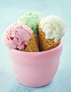 粉色碗中的彩色蛋卷冰激凌