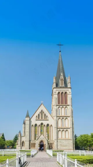 蓝色天空下的教堂高清摄影图片