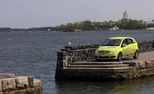 海边奔驰轿车图片