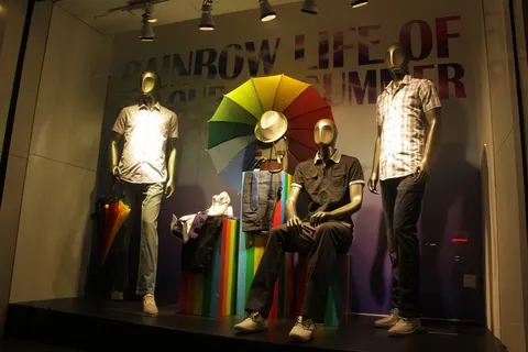 男装店铺橱窗形象图片