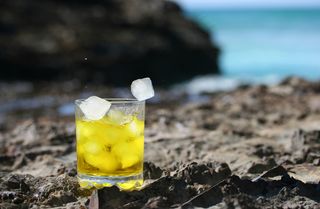 酒水创意商业广告摄影图片