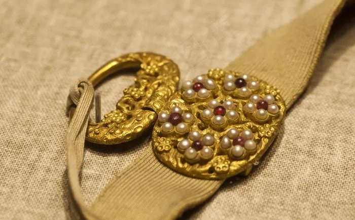 金錾梅花嵌珠宝带扣图片