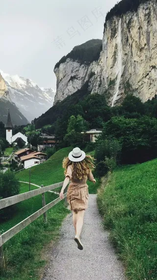 奔跑的外国美女高清摄影图片