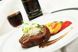 澳洲牛肉配红酒图片