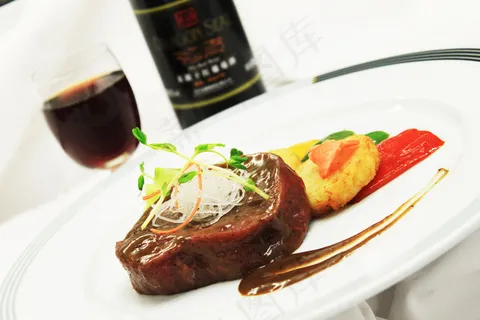 澳洲牛肉配红酒图片 澳洲牛肉配红酒图片