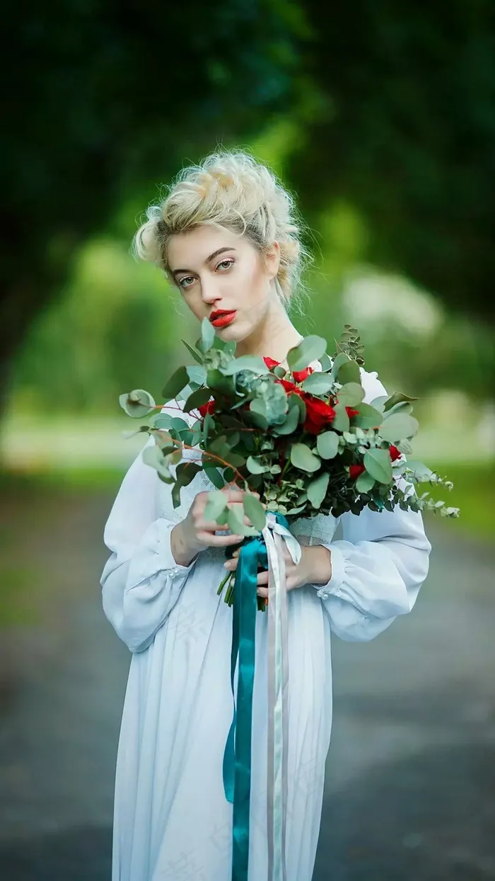 穿着长裙手棒着花的外国美女高清摄影图片