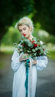 穿着长裙手棒着花的外国美女高清摄影图片