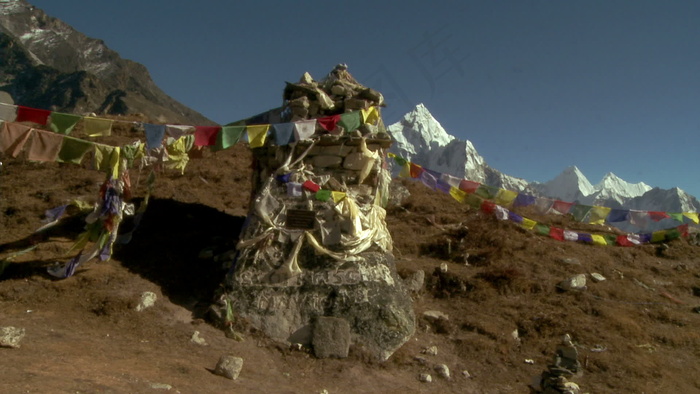 随着佛教经幡在喜马拉雅山的股票视频...