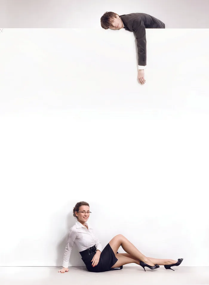 空白广告牌上的男女白领图片