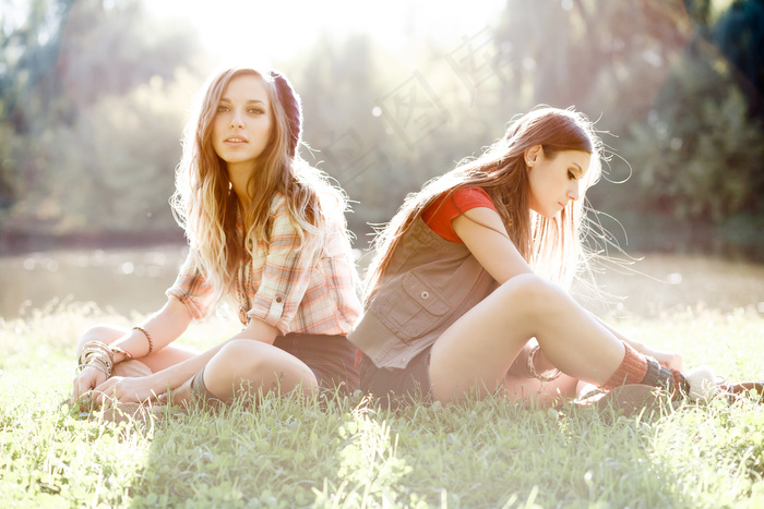 坐在草坪上的美女图片