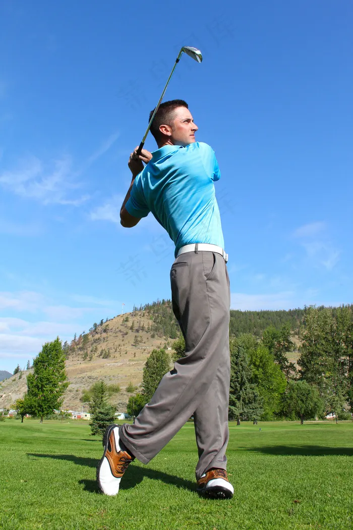 挥动高尔夫球杆的运动男人