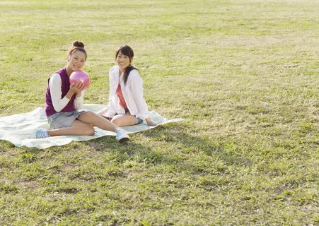 草坪上休闲的女孩图片