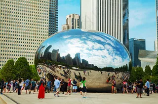 镜子反射的建筑与人物