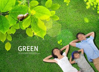 草地上躺着的一家人