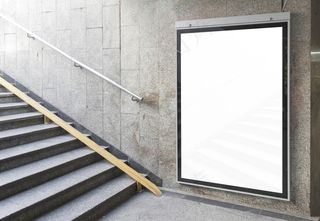 楼梯旁的广告牌