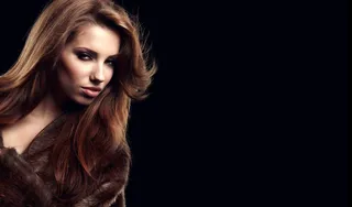 穿巧克力色皮草微笑的美女图片