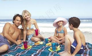 沙滩上午餐的一家人图片