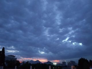 湛蓝的云还有一丝夕阳红