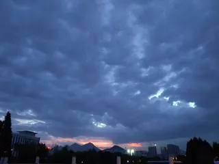 湛蓝的云还有一丝夕阳红