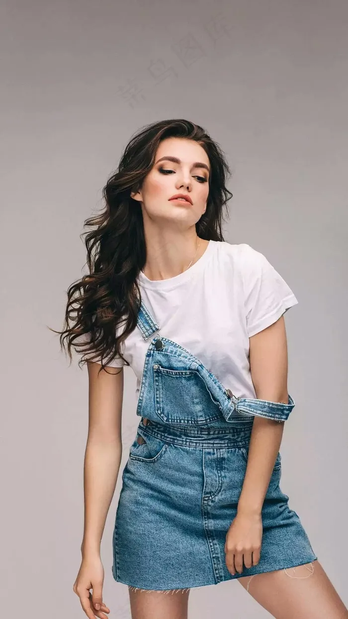 穿牛仔吊带裙的外国美女高清摄影图片