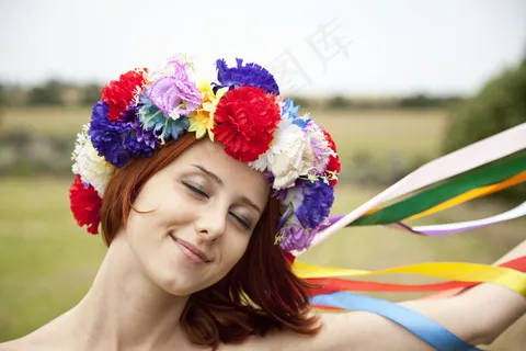 站在草地上戴着花环陶醉的外国美女图片 站在草地上戴着花环陶醉的外国美女图片