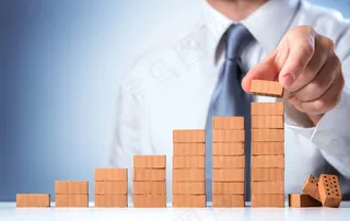 手拿储钱罐金币货币 理财保障商务金融财富增长主题