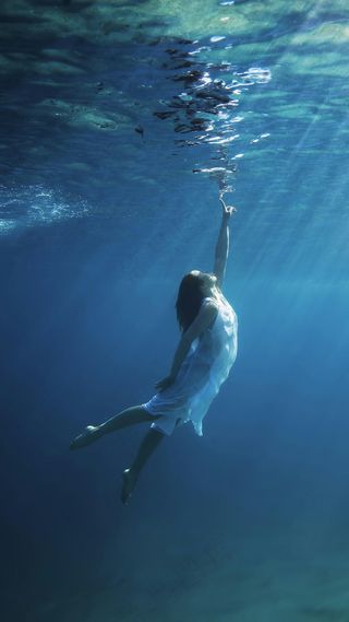 潜水的女人高清摄影图片