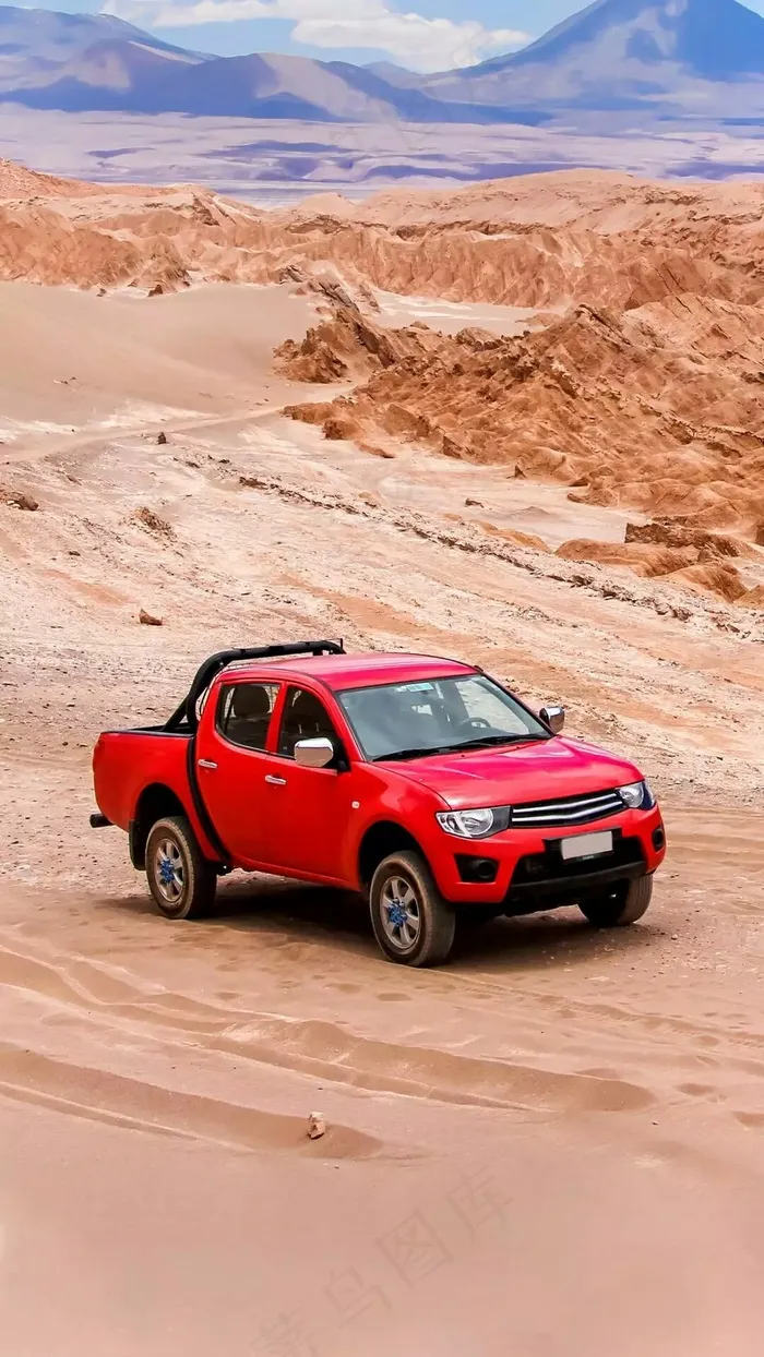 沙漠上的皮卡车高清摄影图片