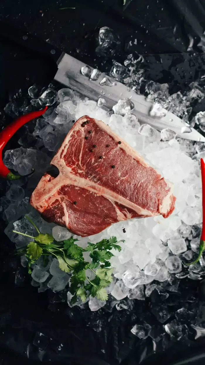 冰块上的牛肉高清摄影图片