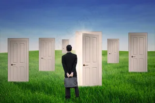 草地上开启的门图片