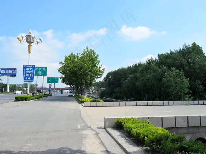 路边河图片
