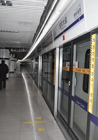 上海地铁内部图片