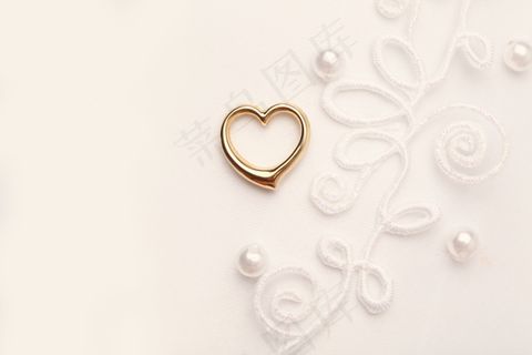 金戒指与珍珠背景图片
