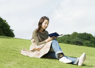 草地上看书的美女图片
