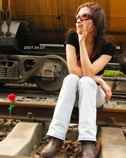 铁路女人落寞图片