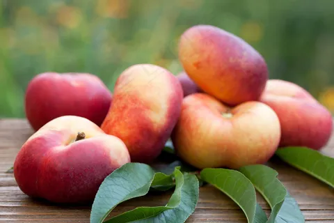 绿叶和新鲜蟠桃图片