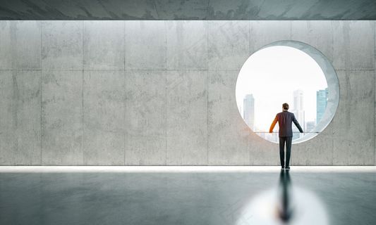 站在窗边的商务人士