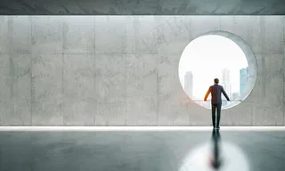 站在窗边的商务人士