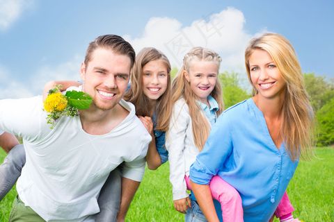 草地上玩耍的家庭人物摄影图片