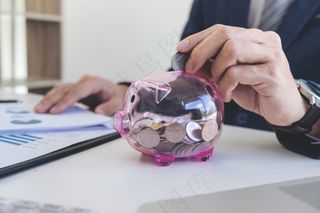 手拿储钱罐金币货币 理财保障商务金融财富增长主题