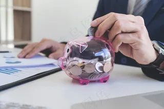 手拿储钱罐金币货币 理财保障商务金融财富增长主题