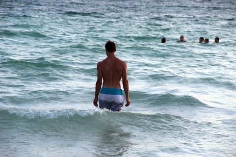 海边帅哥的背影图片