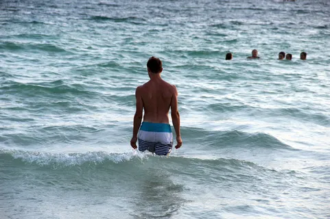 海边帅哥的背影图片