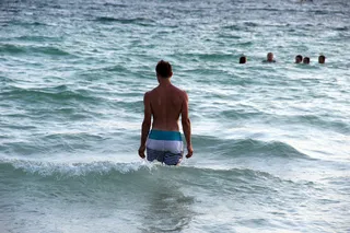 海边帅哥的背影图片