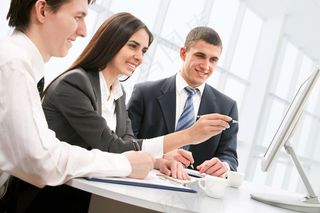 微笑看电脑的职业男女图片