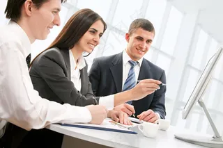 微笑看电脑的职业男女图片