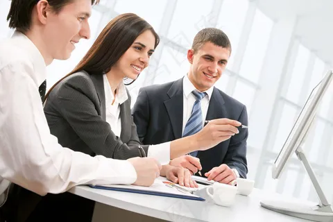 微笑看电脑的职业男女图片 微笑看电脑的职业男女图片