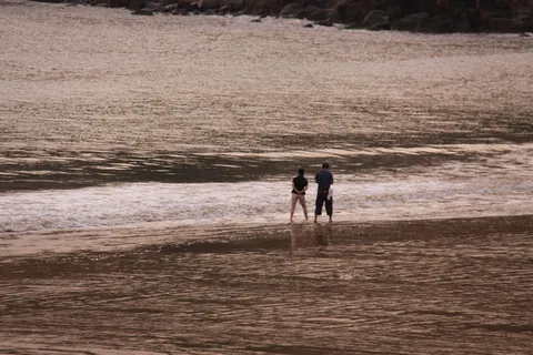 海滩上夫妻图片